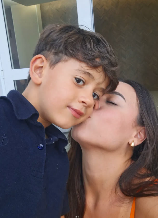 Thaina beijando o rosto do filho
