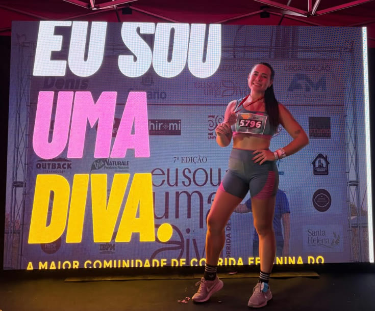 Thaina com medalha após uma corrida feminina
